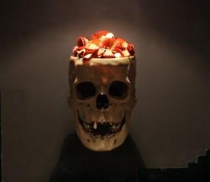 Enrique Barro, diseccionando un lápiz de color 27EscaparateCalaveraDefRecortada