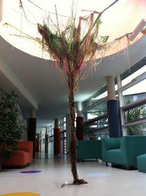 Un árbol que crece en la Escuela.