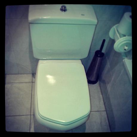 Necesitamos separarnos. Carta abierta a mi váter. Necesitamos separarnos. Carta abierta a mi váter.