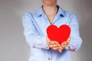 ¿Qué es una emocion? Person-Holding-A-Heart