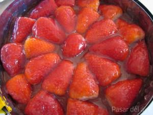 Tarta de chocolate y fresas chocolate, fresones, almíbar