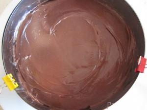 Tarta de chocolate y fresas galleta, cacao, leche condensada, nata