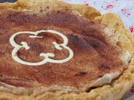 Tarta rellena con nata, crema y algo más. Un bocado fresco y dulce. Tarta rellena con nata, crema y algo más. Un bocado fresco y dulce.