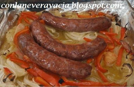 conlaneveravacia.blogspot.com LONGANIZA AL HORNO CON CEBOLLA Y PIMIENTO ROJO