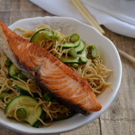 NOODLES SALTEADOS CON CALABACÍN, ESPARRAGOS Y SALMÓN NOODLES SALTEADOS CON CALABACÍN, ESPARRAGOS Y SALMÓN