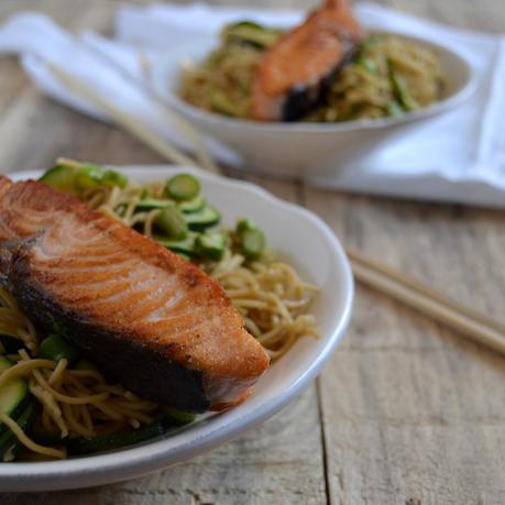 NOODLES SALTEADOS CON CALABACÍN, ESPARRAGOS Y SALMÓN NOODLES SALTEADOS CON CALABACÍN, ESPARRAGOS Y SALMÓN