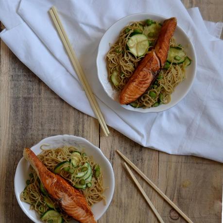NOODLES SALTEADOS CON CALABACÍN, ESPARRAGOS Y SALMÓN NOODLES SALTEADOS CON CALABACÍN, ESPARRAGOS Y SALMÓN