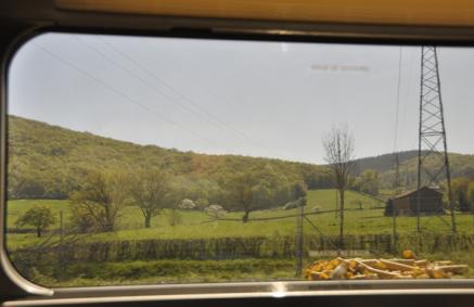 Pueblos de Francia Atravesando las campiñas francesas en tren
