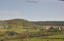 Campos verdes de Francia Atravesando las campiñas francesas en tren