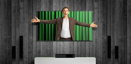 Webinar gratuito sobre Video Marketing man jumping from TV screen