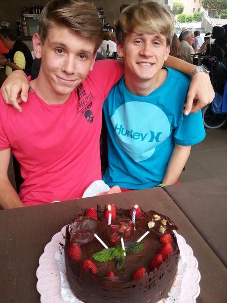 TARTA MOUSSE DE CHOCOLATE Y AVELLANA CON SORPRESA DE FRESA TARTA MOUSSE DE CHOCOLATE Y AVELLANA CON SORPRESA DE FRESA