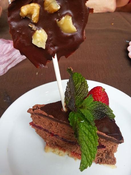 TARTA MOUSSE DE CHOCOLATE Y AVELLANA CON SORPRESA DE FRESA TARTA MOUSSE DE CHOCOLATE Y AVELLANA CON SORPRESA DE FRESA