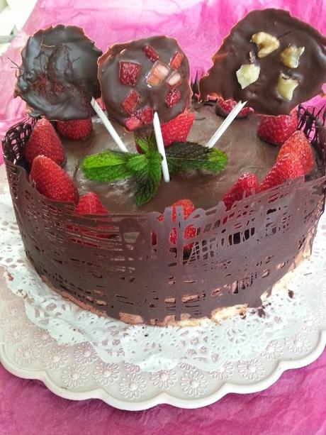 TARTA MOUSSE DE CHOCOLATE Y AVELLANA CON SORPRESA DE FRESA TARTA MOUSSE DE CHOCOLATE Y AVELLANA CON SORPRESA DE FRESA