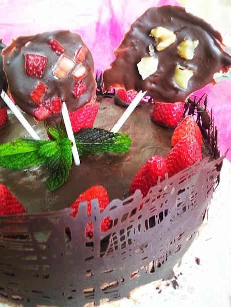 TARTA MOUSSE DE CHOCOLATE Y AVELLANA CON SORPRESA DE FRESA TARTA MOUSSE DE CHOCOLATE Y AVELLANA CON SORPRESA DE FRESA
