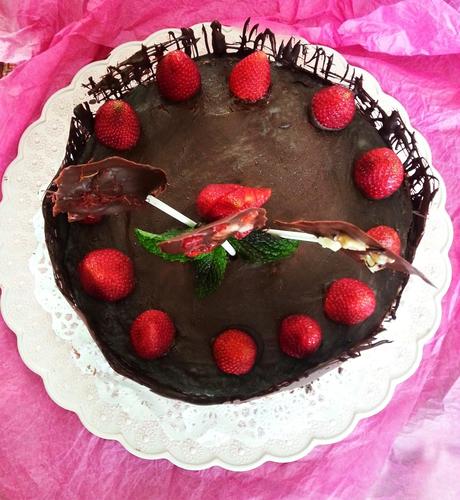TARTA MOUSSE DE CHOCOLATE Y AVELLANA CON SORPRESA DE FRESA TARTA MOUSSE DE CHOCOLATE Y AVELLANA CON SORPRESA DE FRESA