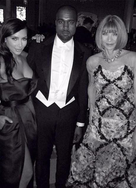 Kim Kardashian subió esta foto con su marido  y con la anfitriona de la gala, Ann Wintour. 