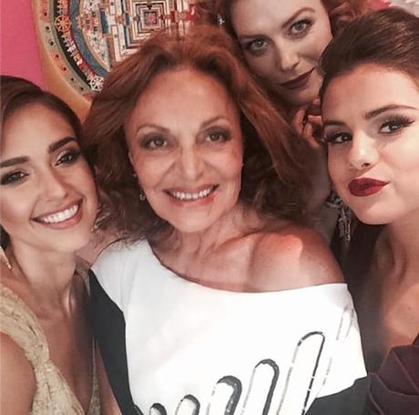 En la gala MET también hay selfies. Este es el de Jessica Alba, Diane von Furstenberg y Selena Gómez.