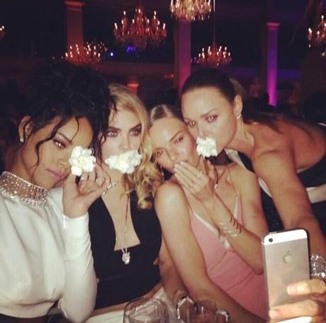 Rihanna, Cara y Kate, con el móvil de Stella McCartney.