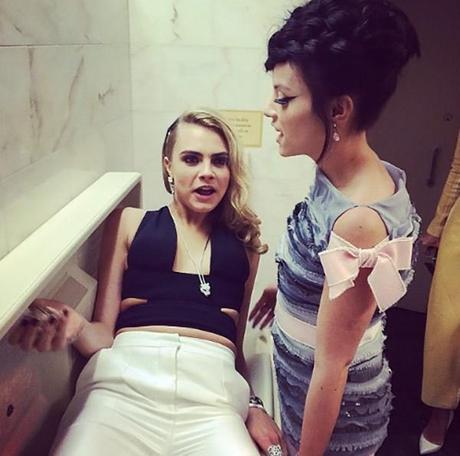 Cara Delevingne y Lily Allen... ¿en el baño?