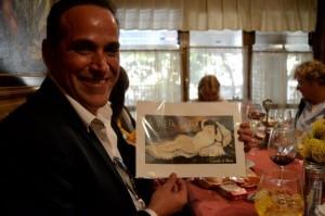 Aurelio Manzano con obra de Clorata de Potasa Almuerzos con Carla Abril Arte Puro