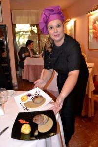 Yolanda y su hamburguesa Art Noveau Almuerzos con Carla Abril Arte Puro