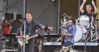 Fogerty y Springsteen interpretan clásicos de Creedence Clearwater Revival