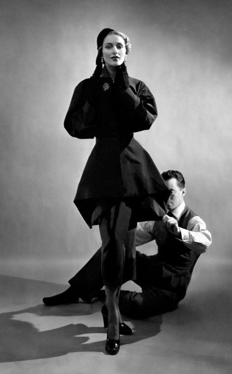 Charles James con modelo (1948)