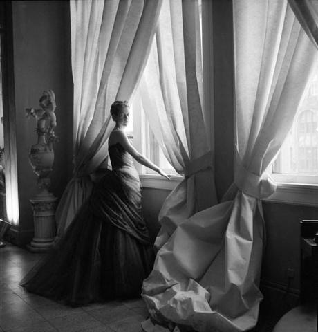 Nancy James con vestido cisne de Charles James (1955). Fotografía de Cecil Beaton