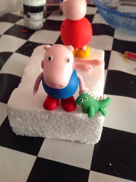 TARTA FONDANT PEPPA PIG CON GLOBO-TUTORIAL DE GLOBO, NUBES, GEORGE Y DINOSAURIO- CUARTO RETO QUÉ RICO MAMI! TARTA FONDANT PEPPA PIG CON GLOBO-TUTORIAL DE GLOBO, NUBES, GEORGE Y DINOSAURIO- CUARTO RETO QUÉ RICO MAMI!