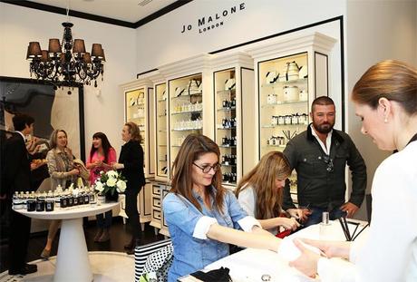 Jo Malone en Barcelona, la boutique donde crear tu perfume combinando fragancias masaje-manos-tienda-malone