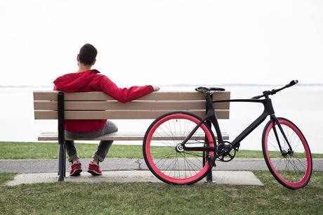 La sofisticada bicicleta inteligente Vanhawks Valour park bench web