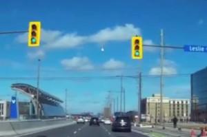 Un meteoro explota encima de Canadá Imagen del meteoro sobre el cielo de Canadá Crédito: ccinhk/Youtube