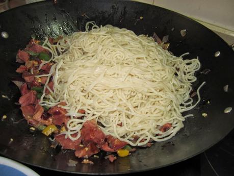 NOODELS CON VERDURAS, LOMO Y SALSA WOK KIKKOMAN NOODELS CON VERDURAS, LOMO Y SALSA WOK KIKKOMAN