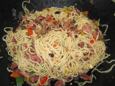 NOODELS CON VERDURAS, LOMO Y SALSA WOK KIKKOMAN NOODELS CON VERDURAS, LOMO Y SALSA WOK KIKKOMAN