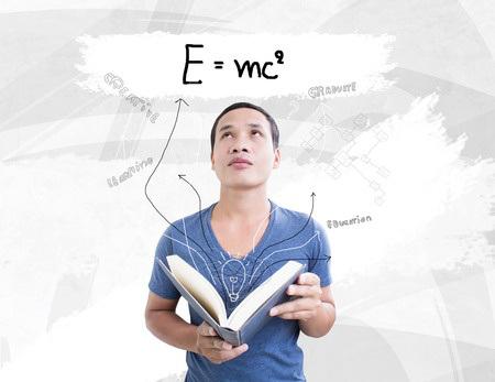 Revelan una alimentación poco sana en estudiantes universitarios españoles. chico pensando en formula