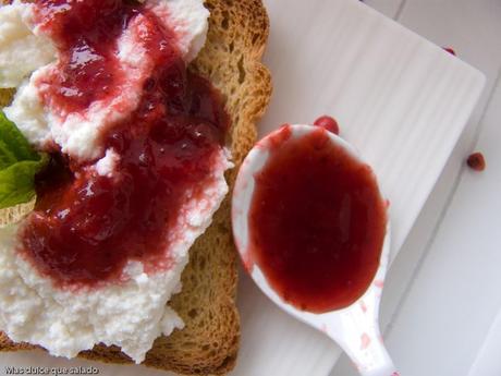 Mermelada de fresones con hierbabuena y pimienta rosa Mermelada de fresones con hierbabuena y pimienta rosa
