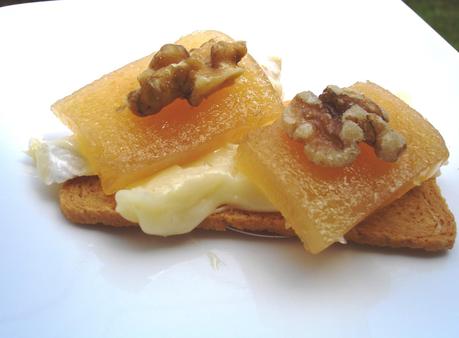 Pincho de camembert, membrillo y nueces