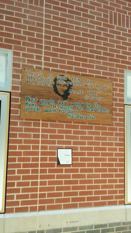 Colocan imágen del Che en el Central High School de Newark