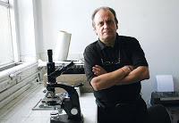 El Dr. Andrés Carrasco El Dr. Andrés Carrasco