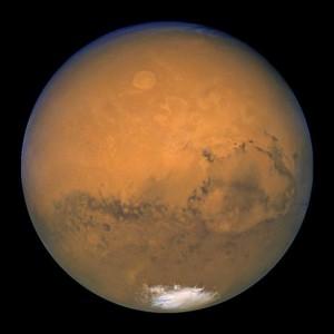 En el año 2003, Marte hizo su máximo acercamiento a la Tierra, a tan sólo unos 55.757.930 km de distancia. El Telescopio Espacial Hubble aprovechó esta oportunidad para observar el planeta rojo. Crédito: NASA, J.Bell (Cornell U.) y M. Wolff (SSI). 