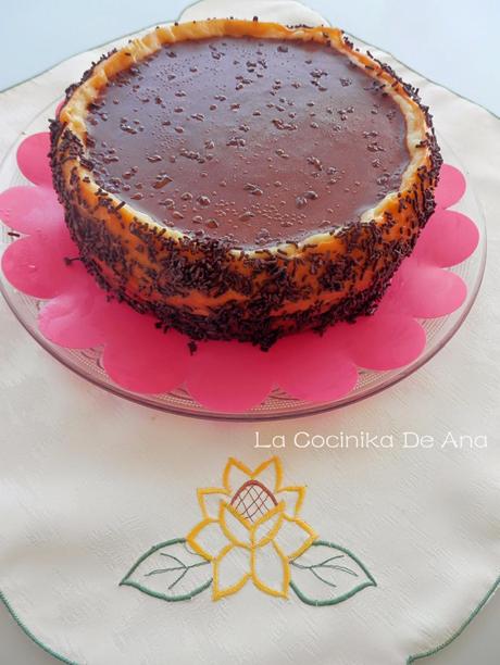 Tarta de queso con hormigas trepando al chocolate