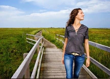 CAMINA COMO UN SER AL QUE LE PERTENECEN SUS PROPIOS PASOS CAMINA COMO UN SER AL QUE LE PERTENECEN SUS PROPIOS PASOS