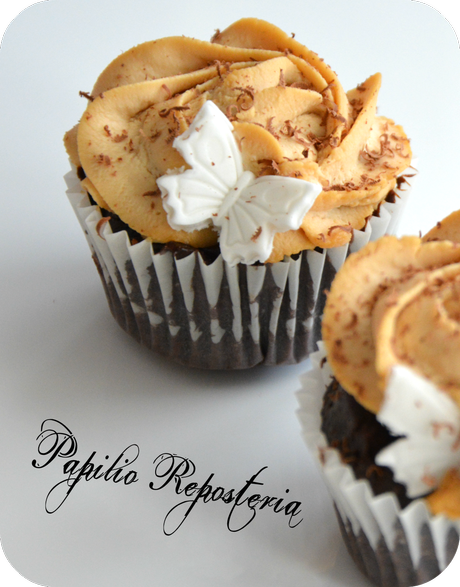 Cupcakes de brownie y frosting de caramelo Cupcakes de brownie y frosting de caramelo