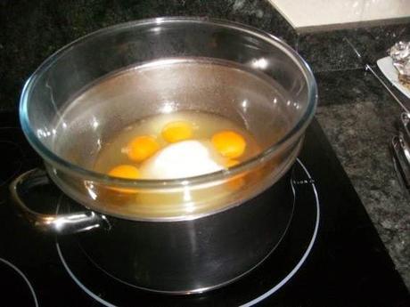 TARTA BORRACHA CON LICOR DE FRANBUESAS TARTA BORRACHA CON LICOR DE FRANBUESAS