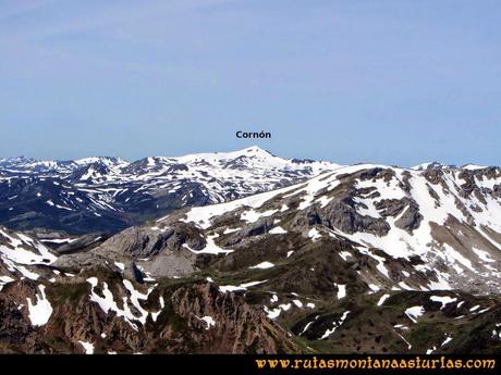 Ruta Farrapona, Albos, Calabazosa: Vista al Cornón desde el Albo Occidental