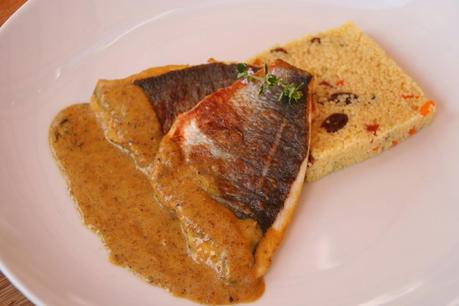 DORADA AL CURRY CON CUSCÚS DORADA AL CURRY CON CUSCÚS