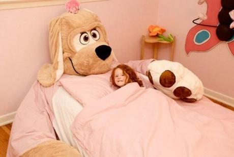 cama infantil original con forma de perro de peluche