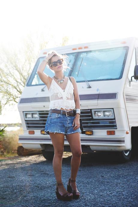 ARIZONA Arizona-Vintage_Top-Plumeti-Levis-Shorts-Outfit-Road_TRip-California-Travels-15
