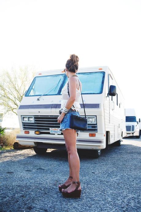 ARIZONA Arizona-Vintage_Top-Plumeti-Levis-Shorts-Outfit-Road_TRip-California-Travels-2
