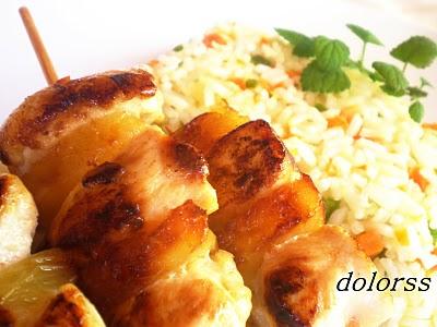 MINI BROCHETAS DE POLLO Y PIÑA CON ARROZ SALTEADO